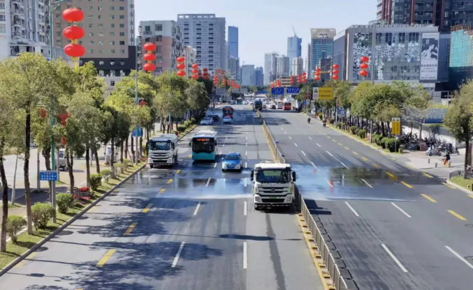 虎虎生威迎新春丨HTH.COM华体会环境环卫作业扮靓城市佳节新容颜